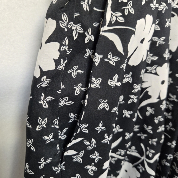 Carriage Court 10 Petite Floral Black and White Women's Skirt With Pockets - Picture 2 of 10